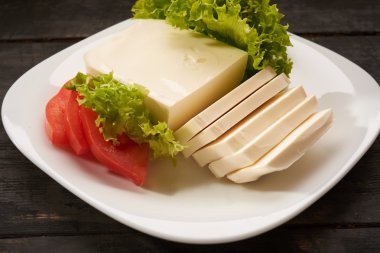 bir tablo bacground üzerinde Mozzarella peyniri