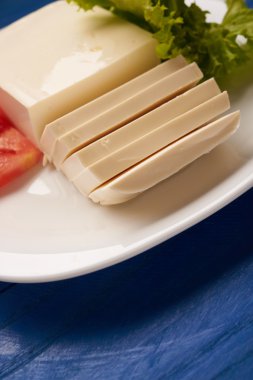 bir tablo üzerinde Mozzarella peyniri