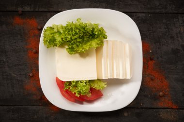 bir tablo bacground üzerinde Mozzarella peyniri