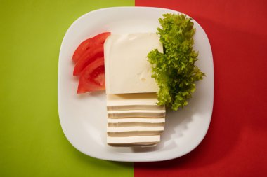 Tablo arka plan üzerinde Mozzarella peyniri