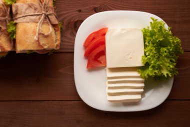 sandviç ve mozzarella peyniri bir tablo