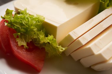 bir tablo bacground üzerinde Mozzarella peyniri