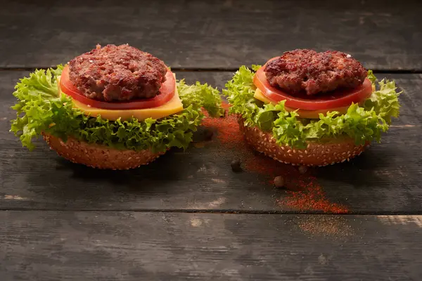 Dos hamburguesas en una mesa de madera — Foto de Stock