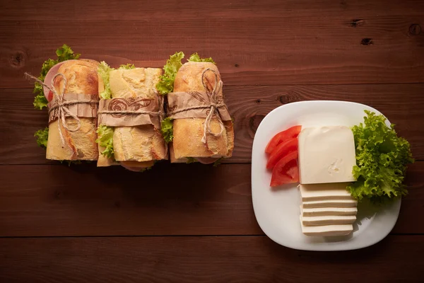 サンドイッチとモッツァレラチーズのテーブルの上 — ストック写真