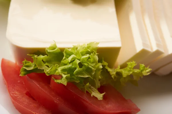 Queso mozzarella en un bacground de mesa — Foto de Stock