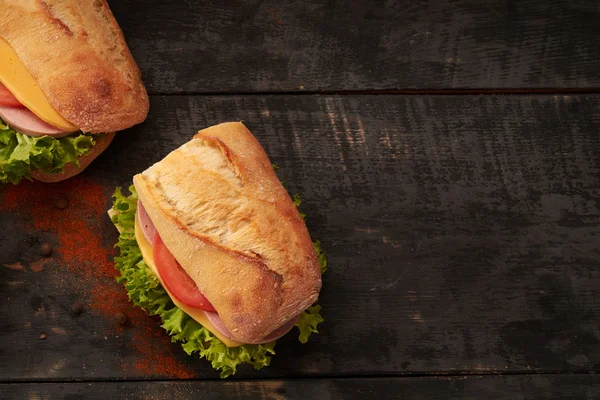 テーブルの上のバゲット サンドイッチ — ストック写真