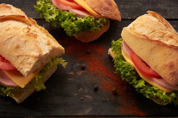Baguette Sandwiches en la mesa — Foto de Stock