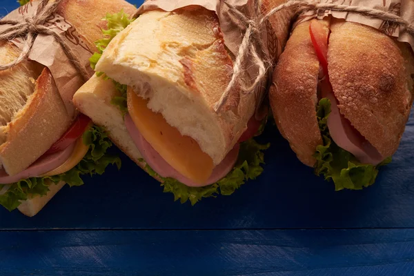 Baguette Sandwiches en la mesa — Foto de Stock