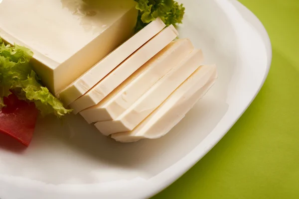 Mozzarella kaas op een tabelachtergrond — Stockfoto