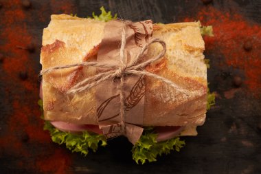 baget sandviçler masada