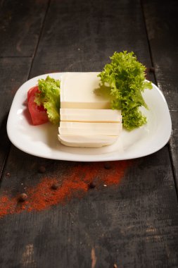 bir tablo bacground üzerinde Mozzarella peyniri