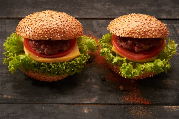 Dos hamburguesas en una mesa de madera — Foto de Stock