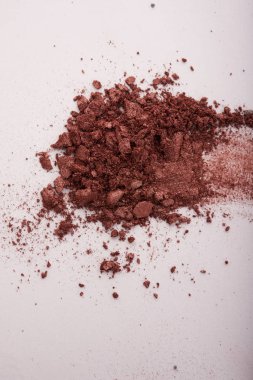 Beyaz arka planda göz gölgesi