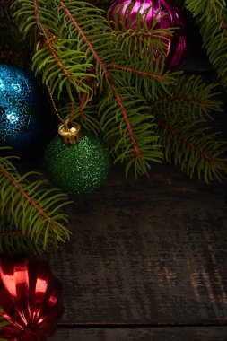 Noel ağacı ve ahşap arka planda süslemeler