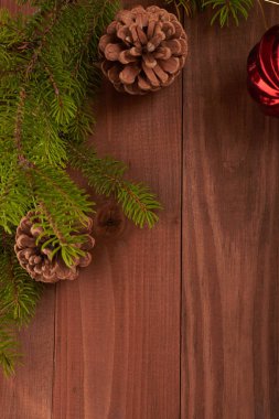 Noel ağacı ve ahşap arka planda süslemeler