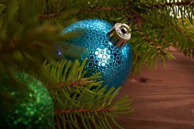 Noel ağacı ve ahşap arka planda süslemeler