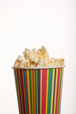 Kağıt bardak içinde patlamış mısır