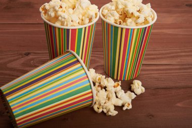 Kağıt bardak içinde patlamış mısır