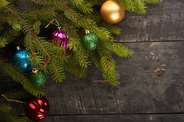 Árbol de Navidad y decoraciones sobre fondo de madera — Foto de Stock