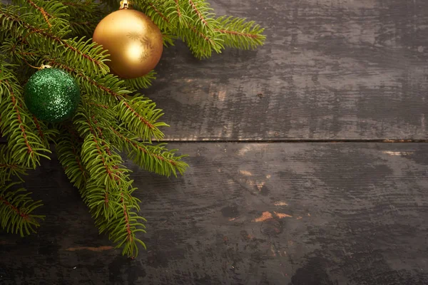 Árbol de Navidad y decoraciones sobre fondo de madera — Foto de Stock