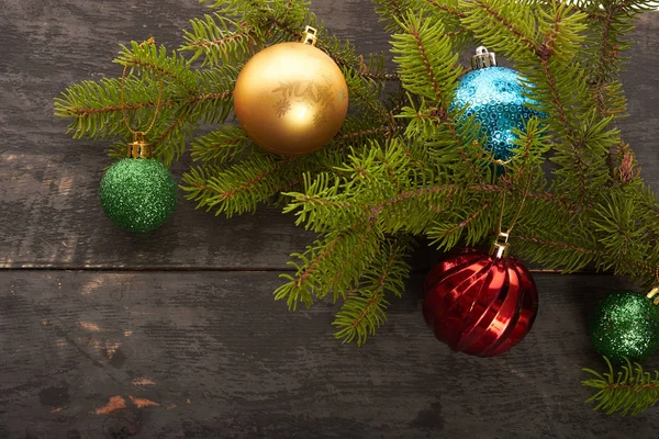 Árbol de Navidad y decoraciones sobre fondo de madera — Foto de Stock