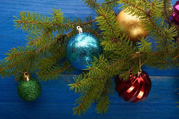 Árbol de Navidad y decoraciones sobre fondo de madera — Foto de Stock