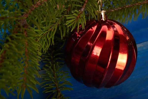 Weihnachtsbaum und Dekoration auf Holzgrund — Stockfoto