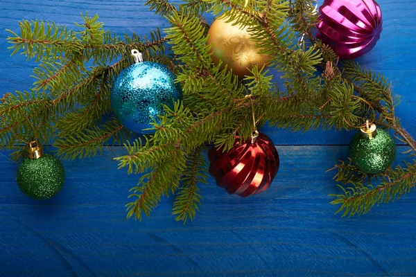 Árbol de Navidad y decoraciones sobre fondo de madera — Foto de Stock