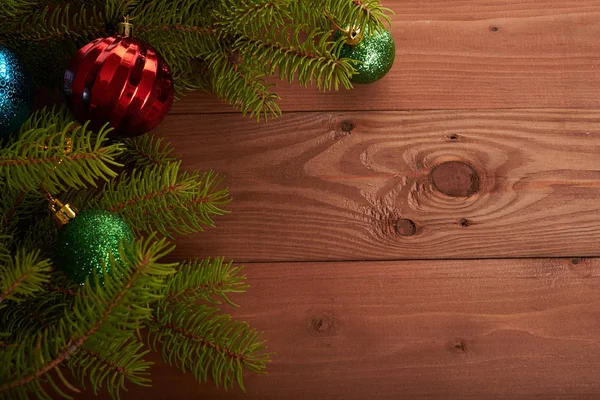 Arbre de Noël et décorations sur fond en bois — Photo