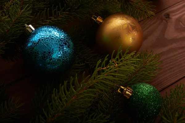 Árbol de Navidad y decoraciones sobre fondo de madera — Foto de Stock