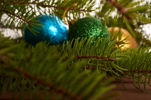 Árbol de Navidad y decoraciones sobre fondo de madera — Foto de Stock