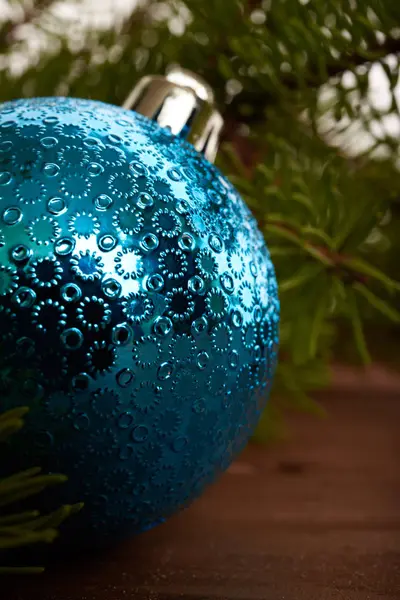 Árbol de Navidad y decoraciones sobre fondo de madera — Foto de Stock