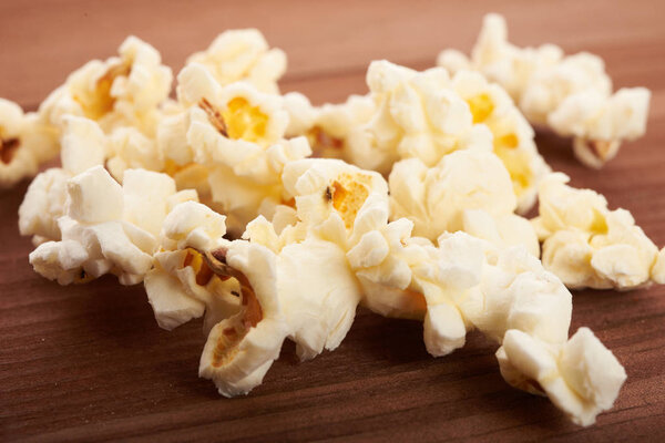 попкорн на коричневом деревянном столе
