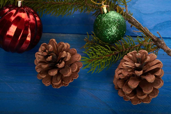 Χριστουγεννιάτικο δέντρο και διακοσμήσεις σε ξύλινο φόντο — Φωτογραφία Αρχείου