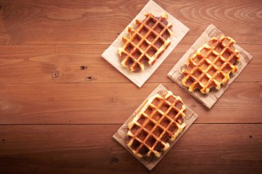 Tahta bir masada Belçika waffle 'ı