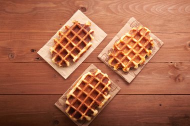 Tahta bir masada Belçika waffle 'ı