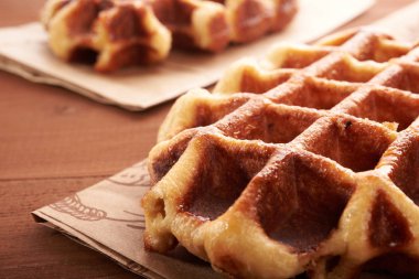 Tahta bir masada Belçika waffle 'ı