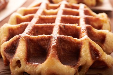 Tahta bir masada Belçika waffle 'ı