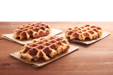 Tahta bir masada Belçika waffle 'ı