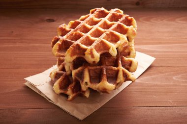 Tahta bir masada Belçika waffle 'ı