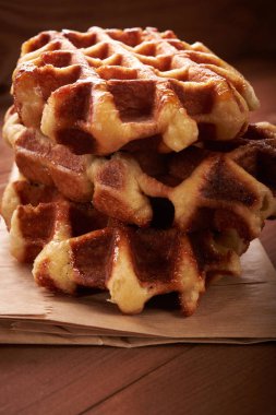 Tahta bir masada Belçika waffle 'ı