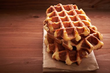 Tahta bir masada Belçika waffle 'ı