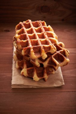 Tahta bir masada Belçika waffle 'ı