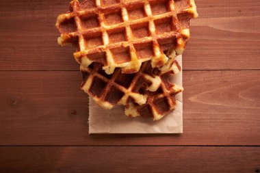 Tahta bir masada Belçika waffle 'ı