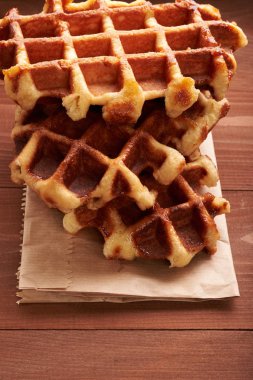 Tahta bir masada Belçika waffle 'ı