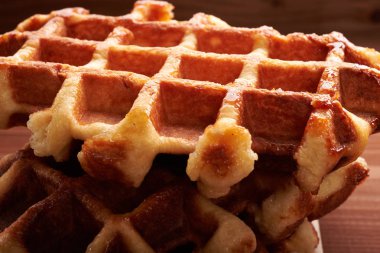 Tahta bir masada Belçika waffle 'ı