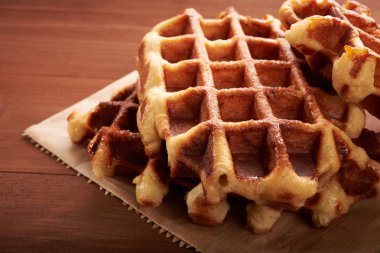 Tahta bir masada Belçika waffle 'ı