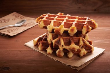 Tahta bir masada Belçika waffle 'ı