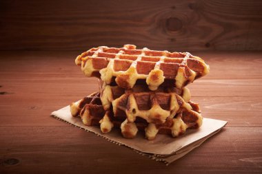 Tahta bir masada Belçika waffle 'ı