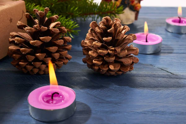Boże Narodzenie tło świece, stożki i zielony drzewo — Zdjęcie stockowe